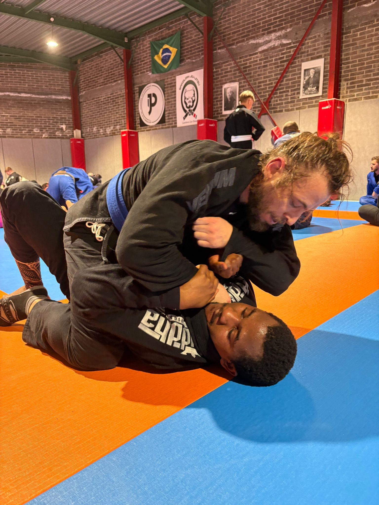 Sparring adulte lors d’un cours de JJB au dojo Pitbull à Lambres-Lez-Douai