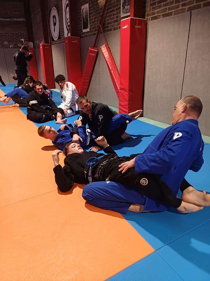 Pratique technique en kimono pendant le cours adultes au dojo Pitbull JJB